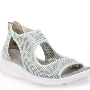 JBU size 8.5 Margot sandals